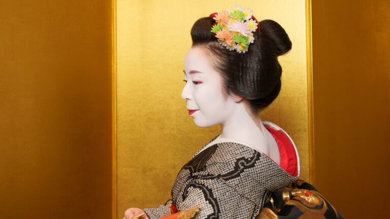 Maiko and the Light of Japanese Candles: Kyoto’s Traditional Culture